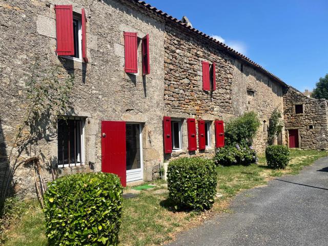 Ancienne ferme joliment restaurée avec 1000 m2 de terrain