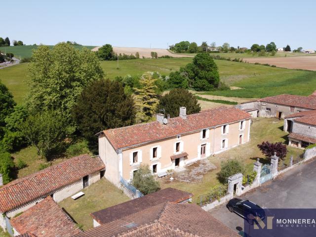 ANCIENNE FERME NOMBREUSES DÉPENDANCES SOURCES ET LAVOIR