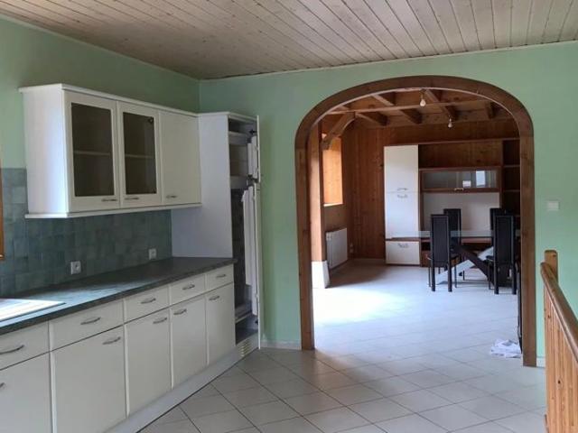 Ancienne ferme rénovée composée de deux appartements, avec garage et hangar