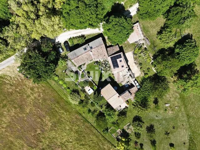Ancienne ferme rénovée avec Gîte et terrain 7500m2 295m² Roynac