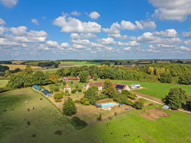 Ancienne ferme rénovée avec piscine, un gîte, boxes pour chevaux, sur 12 Hectares proche de LOCHES