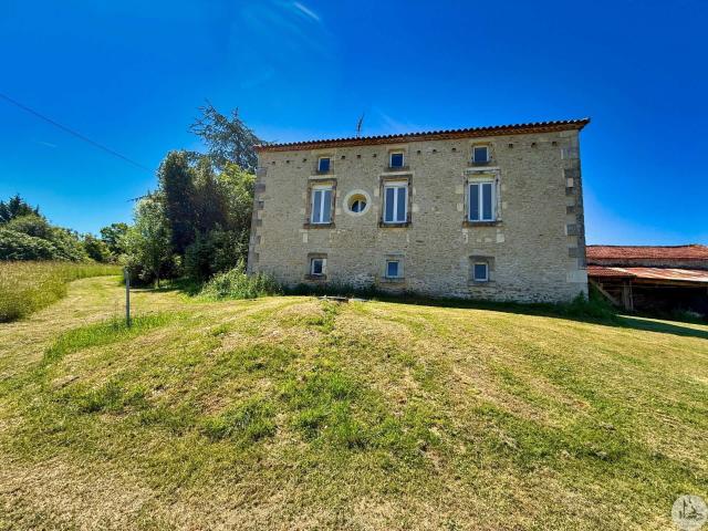 Ancienne Ferme Rénovée proche commodités 230m² Montayral