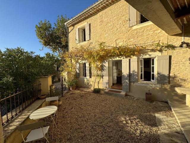 Ancienne ferme située dans un hameau au calme avec vue degag. 108m² Gordes