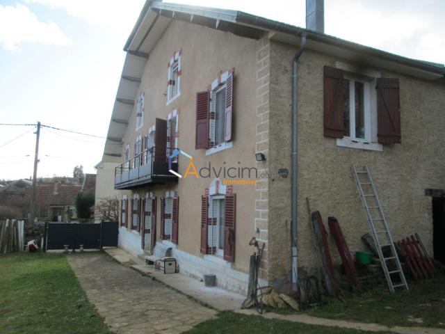 ANCIENNE FERME STYLE COMTOIS AVEC 2 HECTARES DE TERRAIN