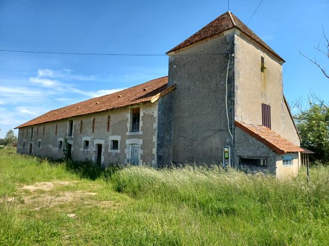 Ancienne fermette à rénover sur terrain d'env 1800m2 possibilité d'acquérir + de terrain