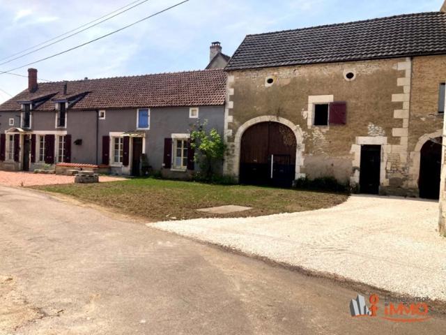 Ancienne fermette en pierres avec dépendances et puits