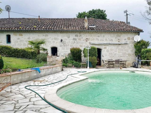 Ancienne grange convertie en Habitation dans un hameau paisi. 110m² Perville