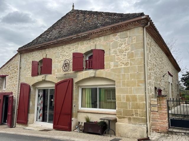 Ancienne grange en pierres joliment rénovée en 2 logements a. 265m² Villebramar