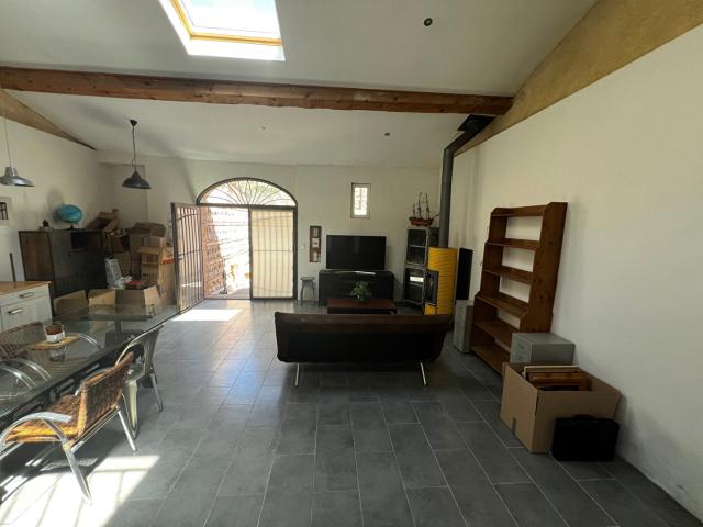 Ancienne grange rénovée type loft 84 m2 habitables BAIXAS Centre village