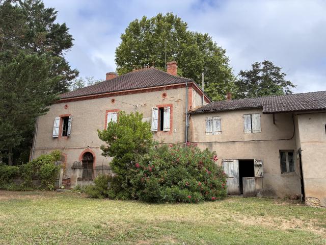 Ancienne maison bourgoise à rénover avec dépendances