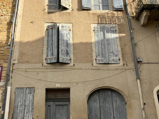 ANCIENNE MAISON DE BOURG EN PIERRE A RESTAURER AVEC SA COURE