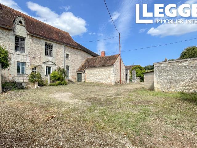 Ancienne maison de seigneur du XIVème à renover avec une 2ème maison, terrain et nombreuses dépendances