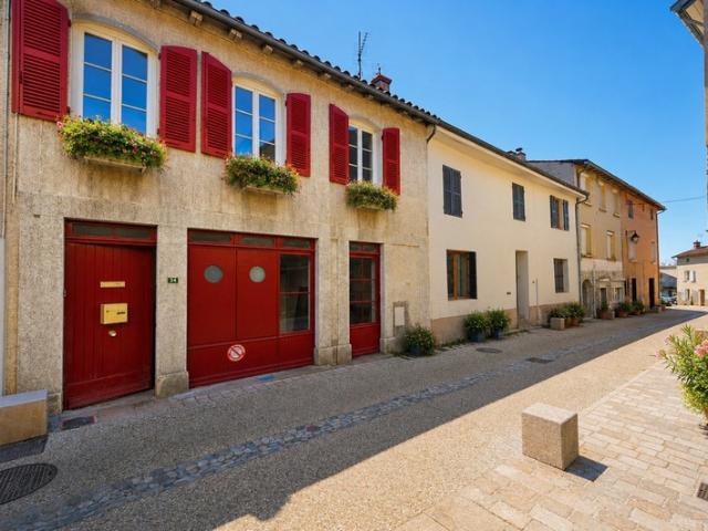 Ancienne maison du menuisier avec son atelier au coeur du village de Millery