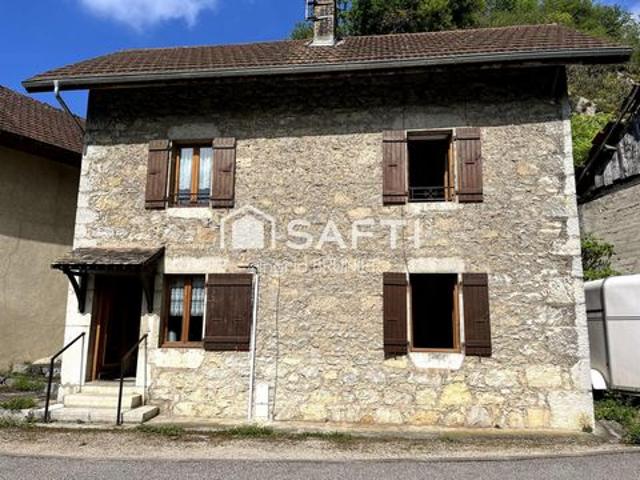 Ancienne maison en pierre avec garage