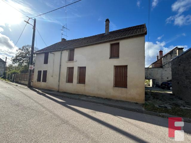 Ancienne maison en pierre à rénover avec dépendances à Gomméville