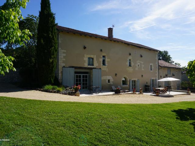 Ancienne maison forte du XIIIe siècle, nichée sur les hauteurs de la petite Venise du Périgord