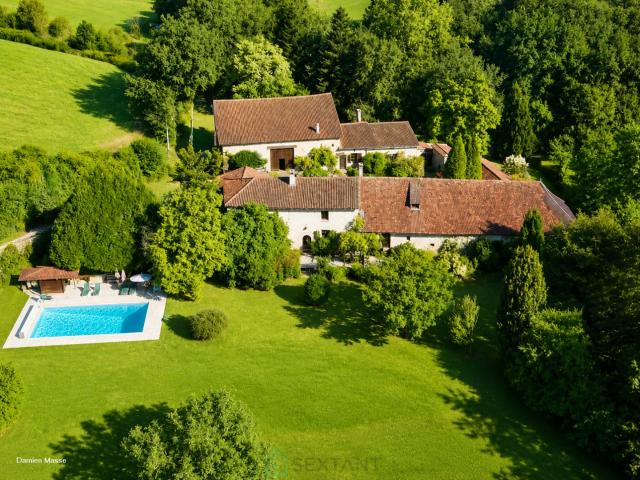Ancienne maison forte du XIIIe siècle, au coeur du parc naturel régional du Périgord vert