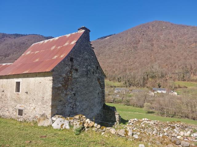 Ancienne maison habitation et grange à restaurer