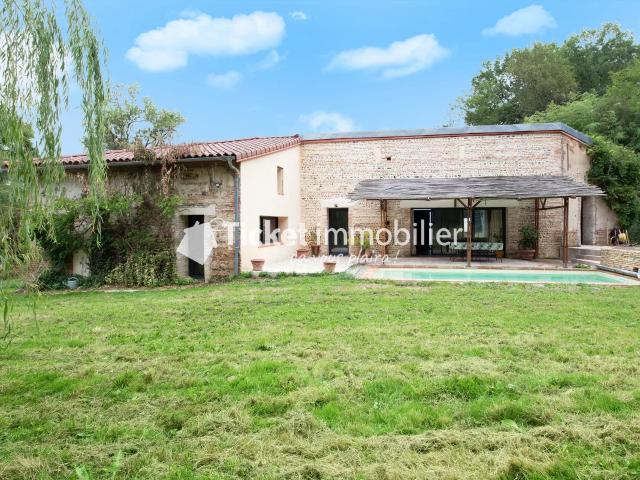 Ancienne métairie de 135m2 rénovée avec piscine, volumes et cachet sur une parcelle 1H boisée