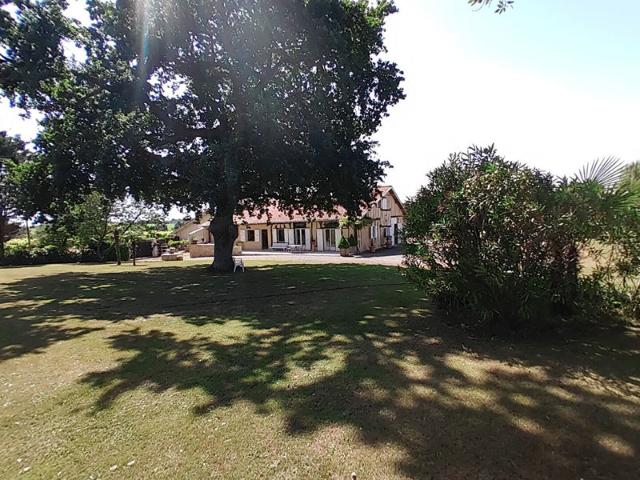 Ancienne propriété agricole avec dépendances au calme