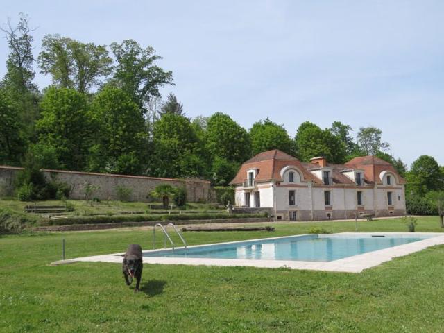Ancienne résidence XIXo de villégiature à fort potentiel éco. 231m² Vichy