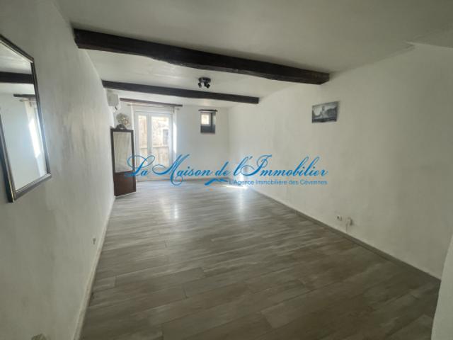 ANDUZE, maison de ville entièrement rénovée F4/F5 avec terra