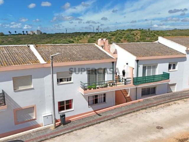 Andar de Moradia T2+1 com Terraço a Sul em Almádena, Luz