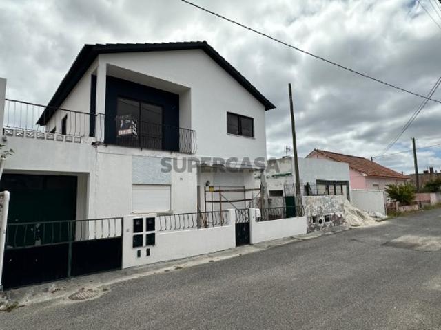 Andar de Moradia T2 com terraço e garagem em Marinha Grande, Leiria