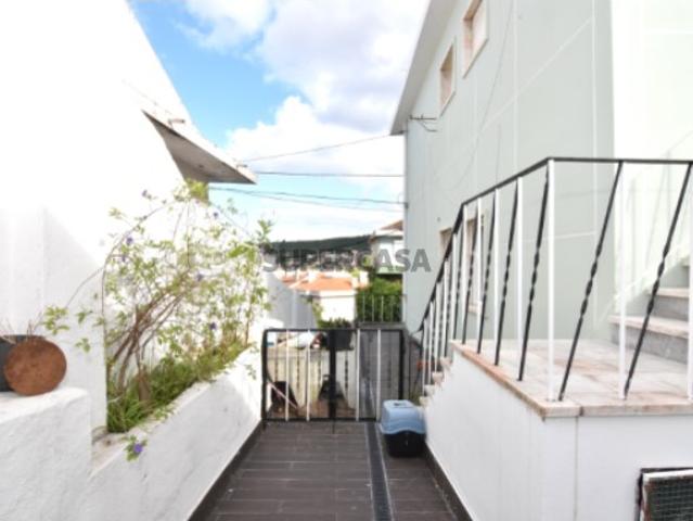 Andar de moradia T2 com terraço e varanda em Odivelas