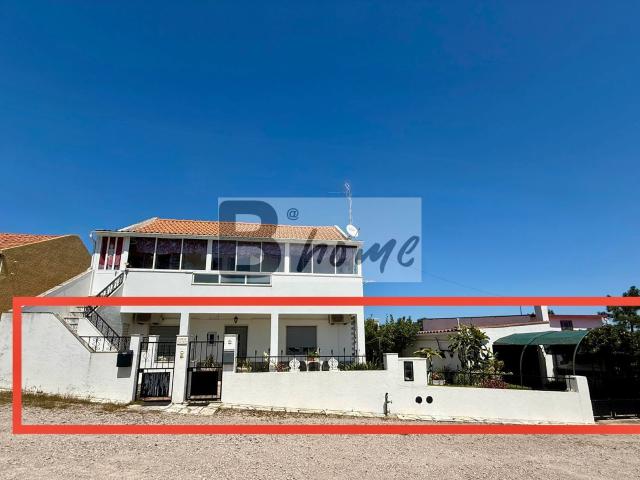 Andar de Moradia T2 + 1 com Garagem, Anexo e Logradouro em Vale Rosal, Charneca de Caparica