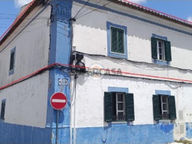 Andar de Moradia T3 com Terraço de 35m2 localizado no Centro Histórico da Vila de Redondo