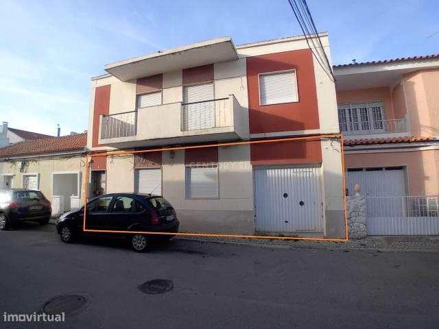 Andar de Moradia T3 com garagem e quintal