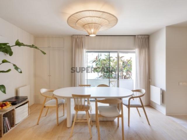 Andar de Moradia V4+1 Duplex de 2 Frentes Totalmente Remodelada junto à Praia de Leça da Palmeira