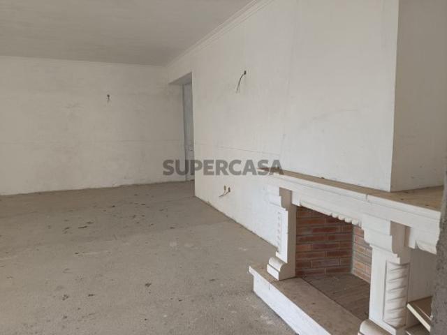 Andar moradia mais loja em fase de acabamentos