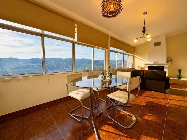 Andar Moradia T4 com Jardim Privativo, Terraço, Garagem para 2 Viaturas e Vista Panorâmica sobre Resende