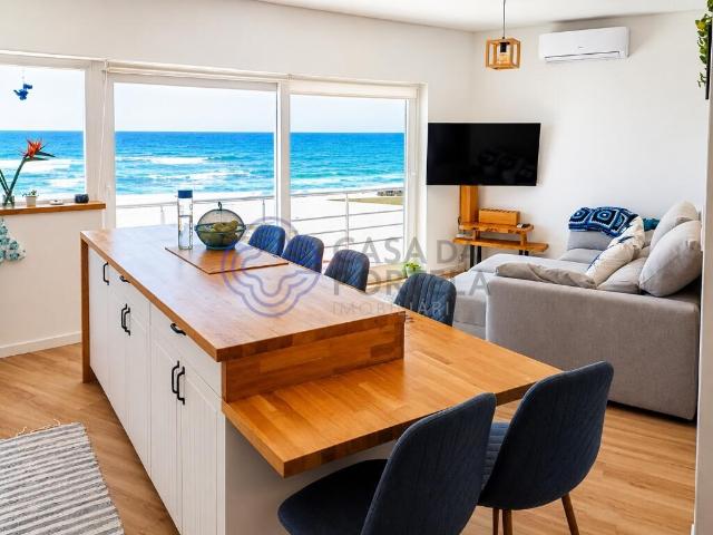 Andar Moradia T2 na 1ª linha de mar da Praia de Angeiras, para venda
