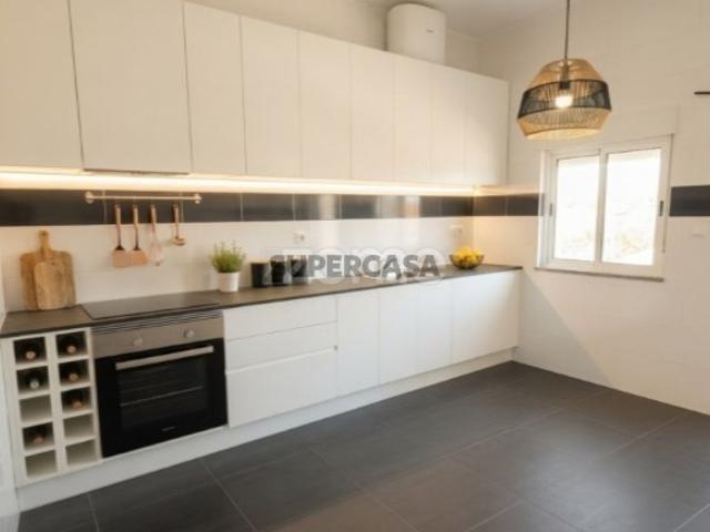 Andar Moradia T3 Renovado com Garagem de 100 m² e Quintal Privativo