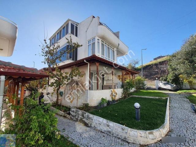 Çandarlı Site İçinde Havuzlu Deniz Manzaralı Satılık Yazlık