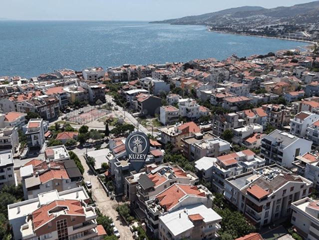 ÇANDARLI MERKEZDE DENİZE 250 MT GENİŞ BAHÇELİ & BÜYÜK 1+1
