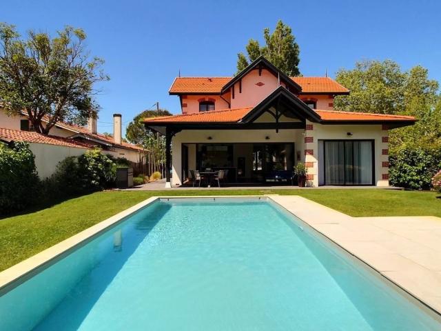 ANDERNOS, Côté Bassin Centre ville Villa arcachonnaise pleine de charme avec 4 chambres, dépendance et piscine