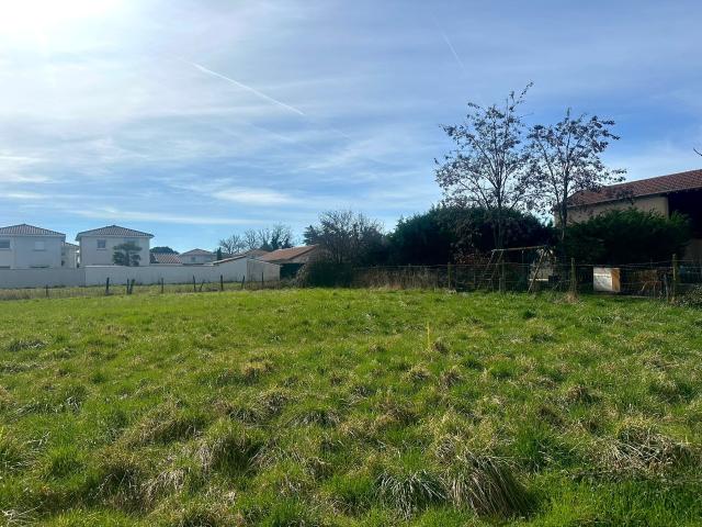 ANDREZIEUX BOUTHEON Secteur BOUTHEON Rare à la vente Terrain à bâtir viabilisé 477 m2 hors lotissement