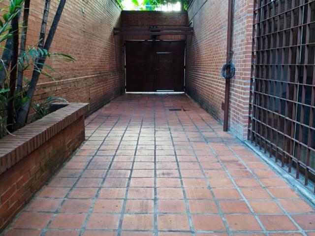 Anexo en los Palos Grandes 1 hab 2 baños 2 puestos estacionamiento