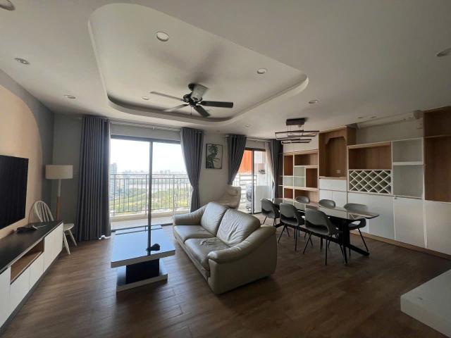 Đang trống sẵn căn 3 phòng đập thành 2 phòng ở The Sun Avenue, 96m2 tầng cao view sông chỉ 20 triệu