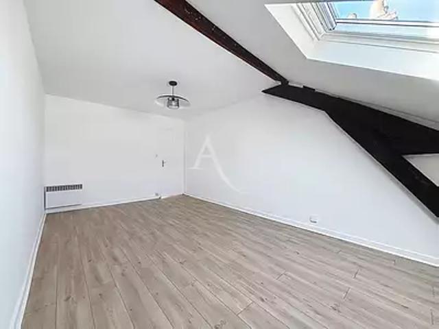 Angers 49100 Location appartement 1 pièce t1 au dernier étage cave