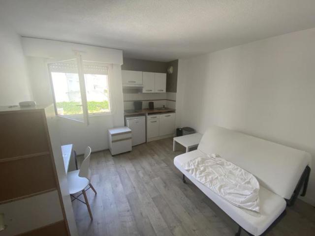 ANGERS CATHO FOCH: Type 1 meublé, au calme vide locataire