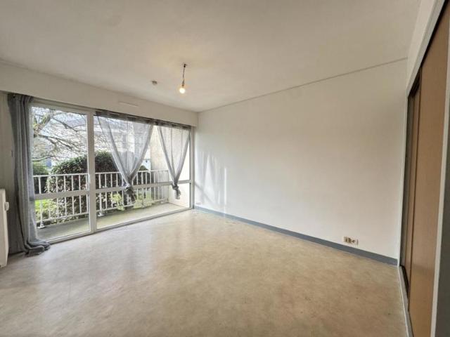 ANGERS QUARTIER Ste THERESE T1bis avec BALCON et PARKING