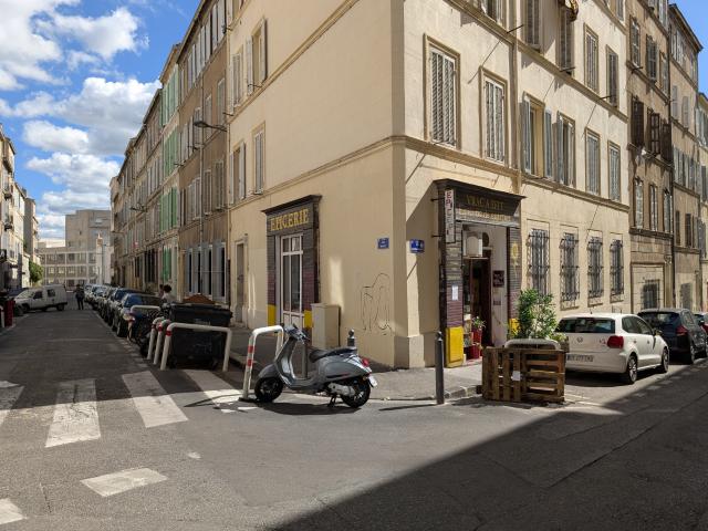 Angle Rue Brochier / Rue Château Payan Local commercial d'environ 50 m2 avec vitrine