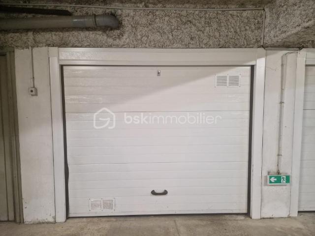 ANGLET limite BIARRITZ quartier AGUILERA garage fermé sécurisé