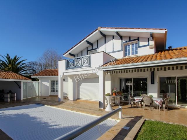 ANGLET – TRES CALME ENTRE LA MAIRIE ET LES 5 CANTONS BELLE VILLA AVEC GARAGE ET PISCINE