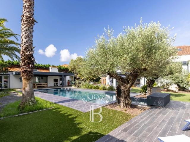 Anglet, Vaste Maison Contemporaine Avec Piscine Et Pool Hous. 570m² Anglet